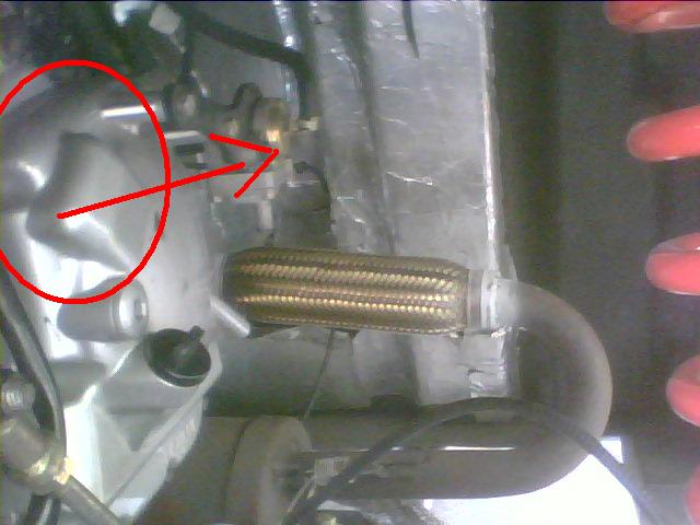 Motor mit Hand nach vorne gedrückt.JPG